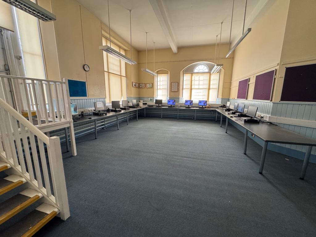 Lot: 46 - SUBSTANTIAL TOWN CENTRE PREMISES WITH POTENTIAL - Computer room